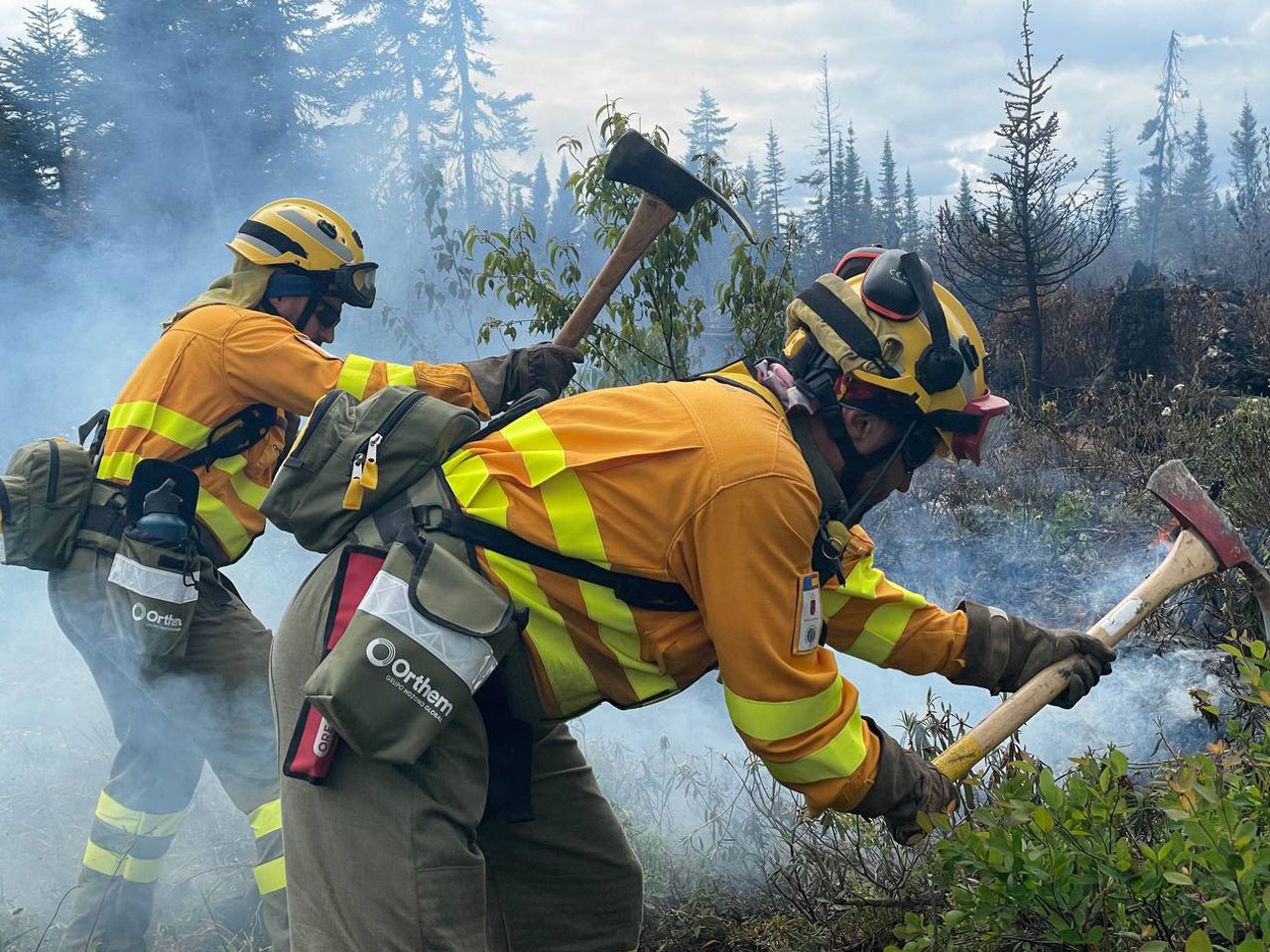 Los bomberos forestales de la Región de Murcia desplegados en Canadá luchan contra un incendio que afecta a cerca de 40.000 hectáreas