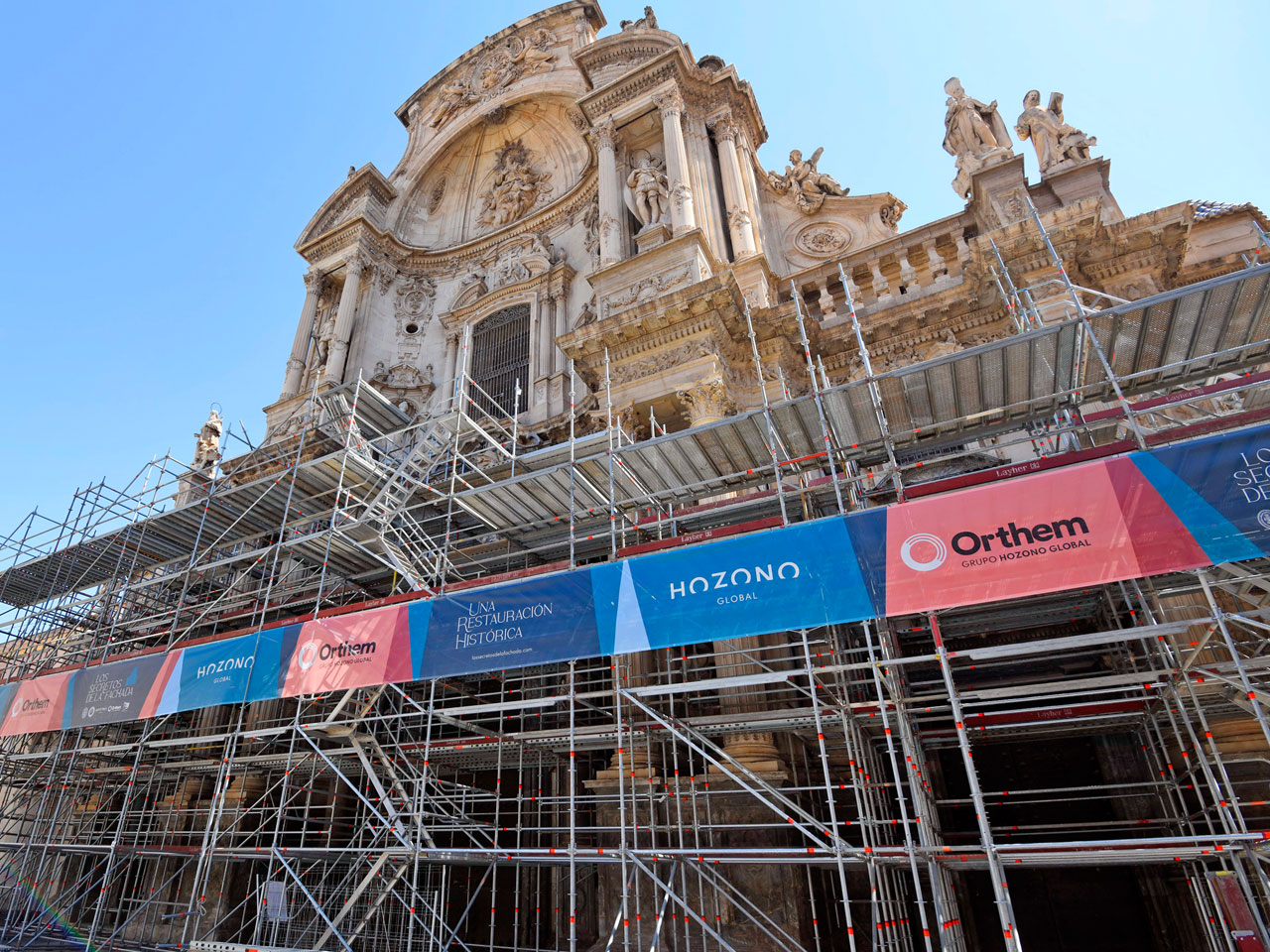El andamio para la restauración de la Catedral de Murcia ya cubre cerca de la mitad del imafronte