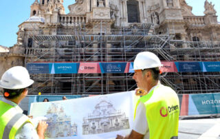 El andamio para la restauración de la Catedral de Murcia ya cubre cerca de la mitad del imafronte