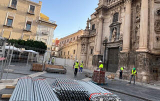 Orthem comienza el montaje del andamio para las obras de restauración de la fachada de la Catedral de Murcia