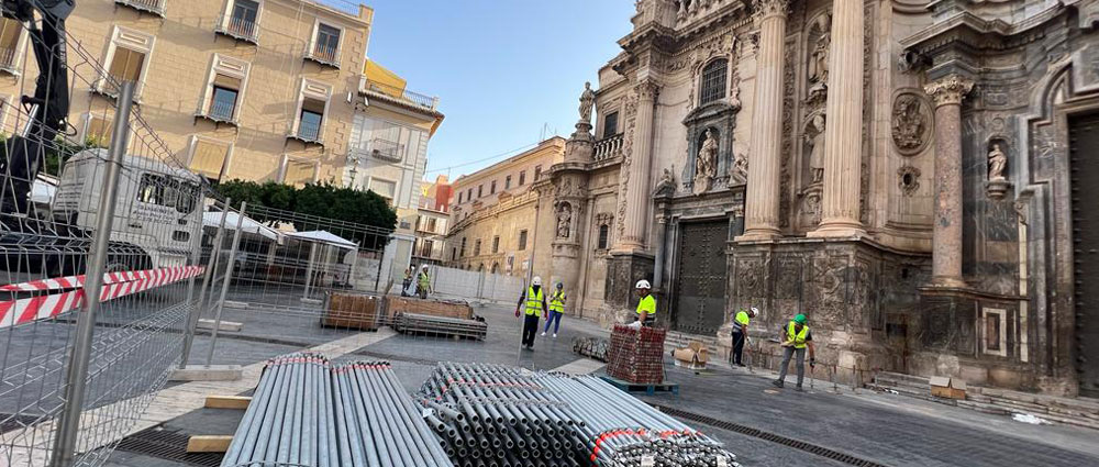 Orthem comienza el montaje del andamio para las obras de restauración de la fachada de la Catedral de Murcia