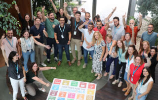 Los profesionales de Hozono Global ondean la bandera del desarrollo sostenible en el octavo aniversario de los ODS