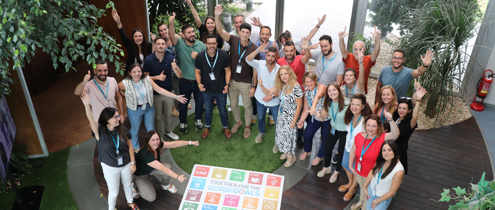 Los profesionales de Hozono Global ondean la bandera del desarrollo sostenible en el octavo aniversario de los ODS