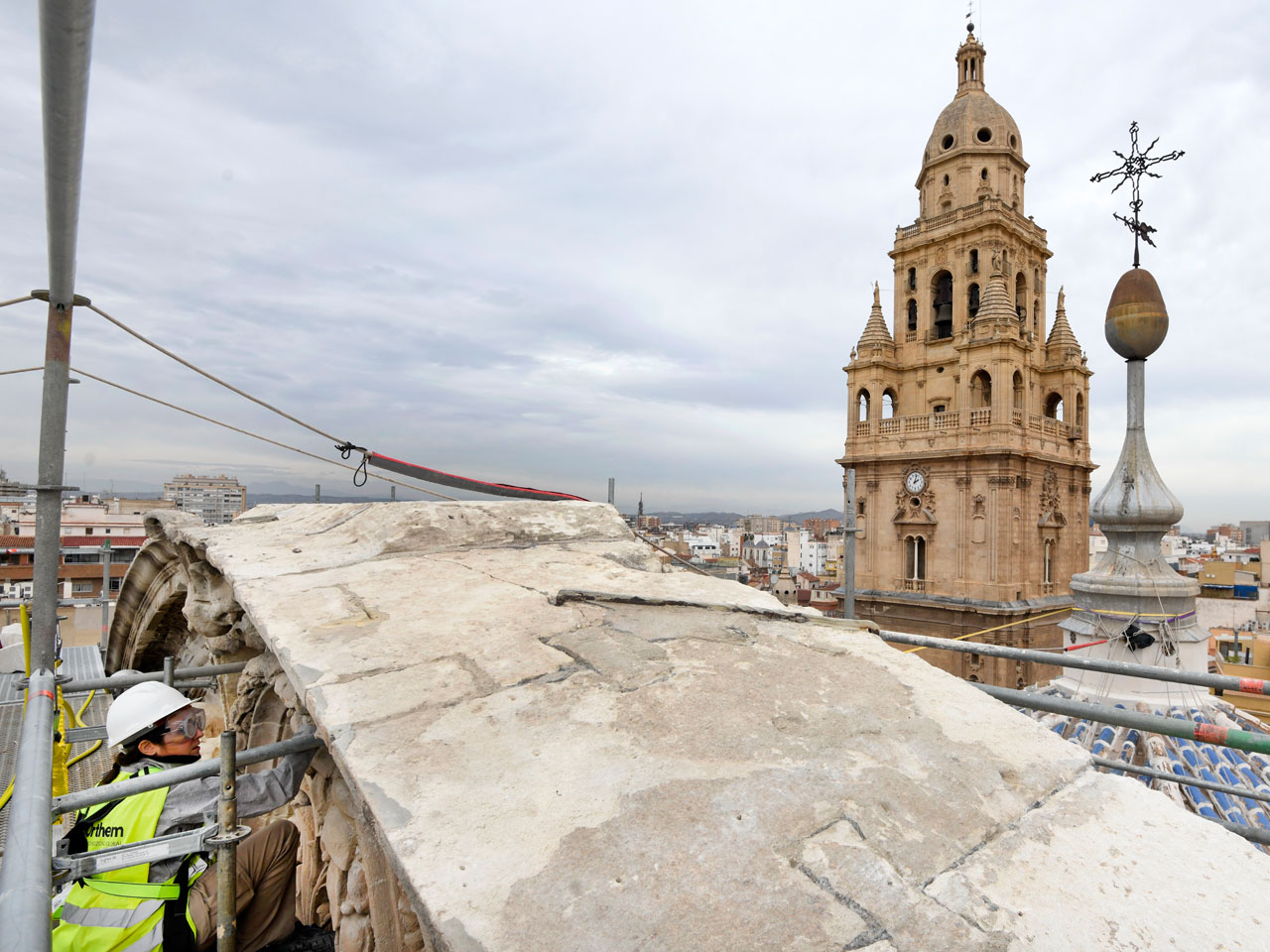 Las obras de restauración de la fachada de la Catedral de Murcia comienzan a desvelar su aspecto original