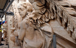 Las obras de restauración de la fachada de la Catedral de Murcia comienzan a desvelar su aspecto original