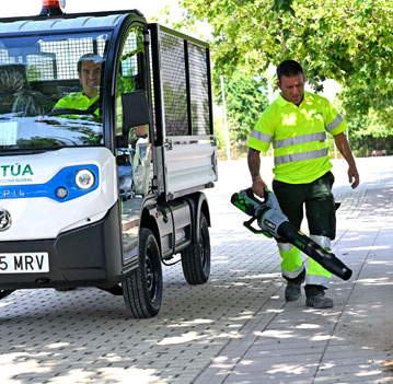 El servicio de mantenimiento de zonas verdes de Yecla incorpora vehículos eléctricos y mejoras en el sistema de riego