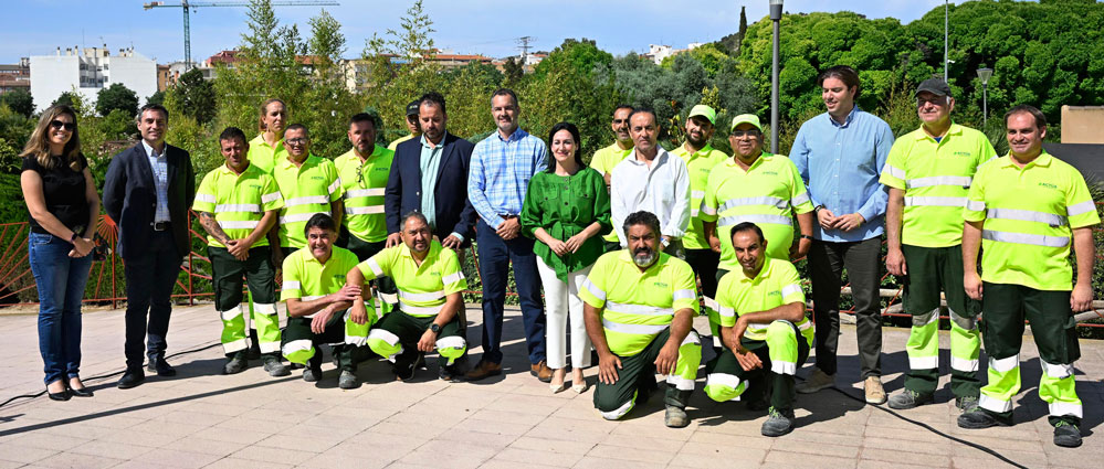 El servicio de mantenimiento de zonas verdes de Yecla incorpora vehículos eléctricos y mejoras en el sistema de riego