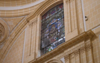 Las vidrieras del imafronte de la Catedral de Murcia vuelven tras su restauración