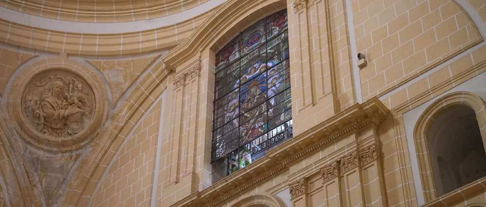 Las vidrieras del imafronte de la Catedral de Murcia vuelven tras su restauración