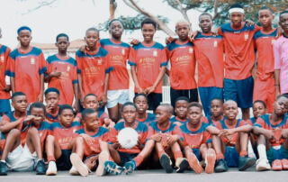 Más de cien niños y niñas participan en el campamento de fútbol que patrocina Actúa en Guinea Ecuatorial