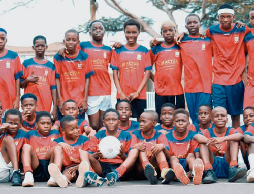 Más de cien niños y niñas participan en el campamento de fútbol que patrocina Actúa en Guinea Ecuatorial