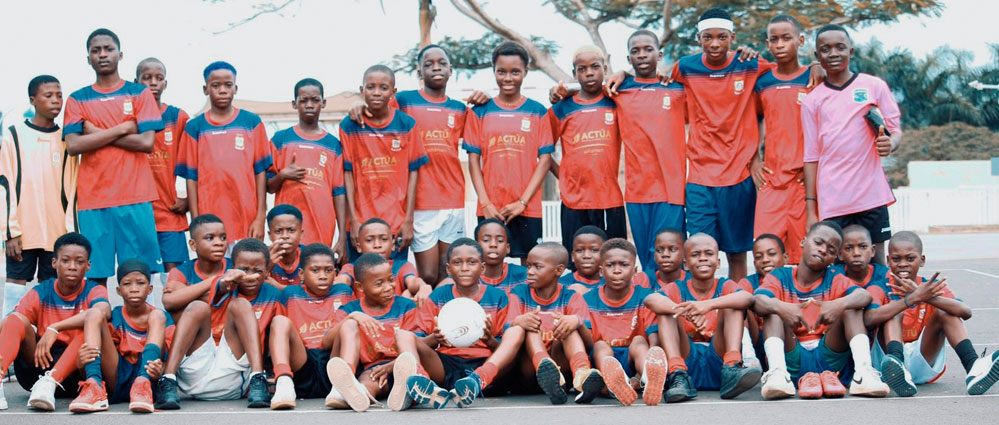 Más de cien niños y niñas participan en el campamento de fútbol que patrocina Actúa en Guinea Ecuatorial