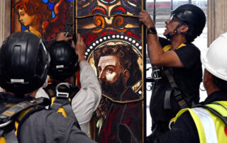 La luz vuelve al interior de la Catedral de Murcia con la instalación de las vidrieras del imafronte