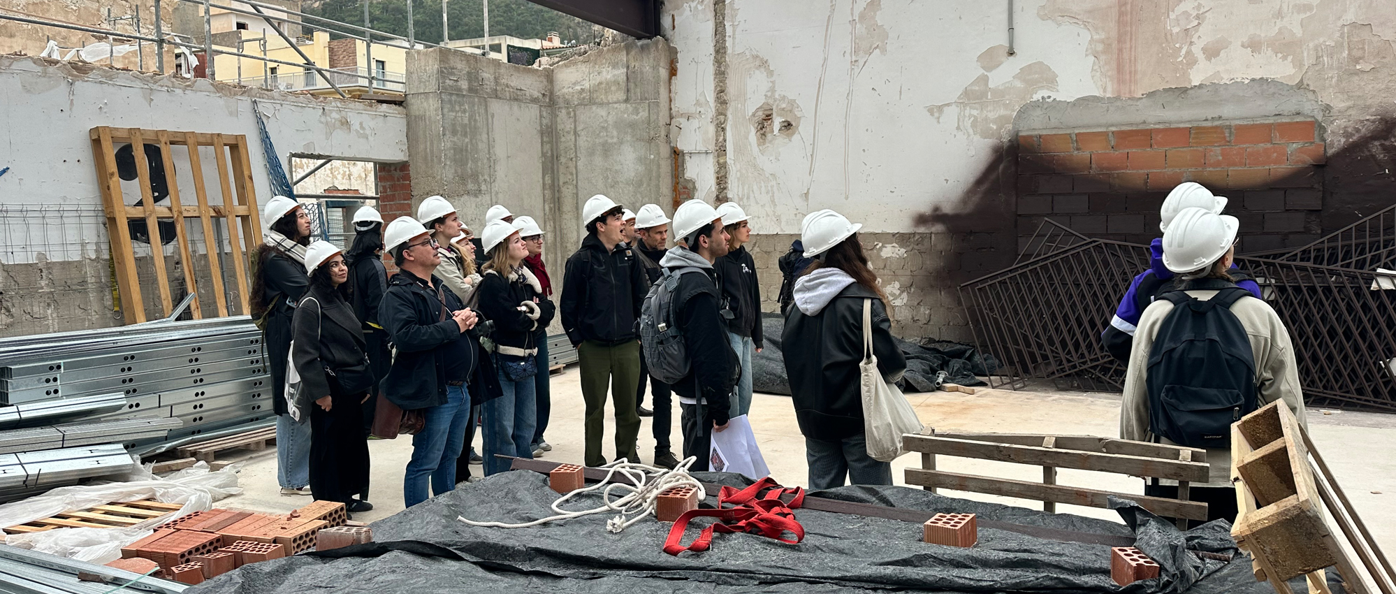 Estudiantes de Arquitectura de la Universidad de Lyon visitan las obras de rehabilitación de la Casa de la Misericordia en Alicante