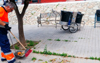 El municipio sevillano de Sanlúcar La Mayor refuerza su servicio de limpieza viaria