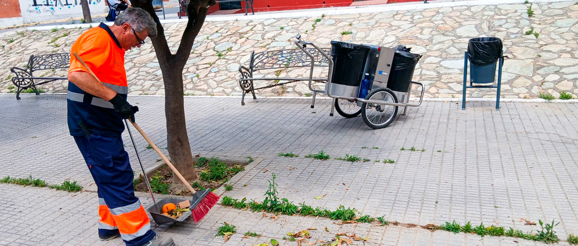 El municipio sevillano de Sanlúcar La Mayor refuerza su servicio de limpieza viaria