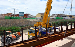 Las obras del puente de El Raal avanzan con el izado de sus cerchas principales