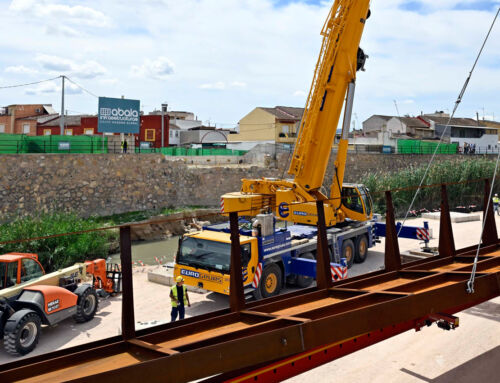 Las obras del puente de El Raal avanzan con el izado de sus cerchas principales