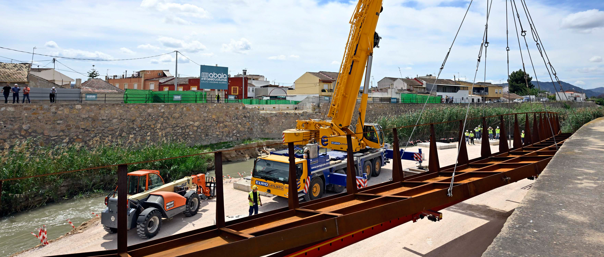 Las obras del puente de El Raal avanzan con el izado de sus cerchas principales