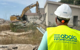 Comienzan las obras de rehabilitación del edificio de la Fábrica de Hielo con el derribo del Grupo de Empresas de las Salinas