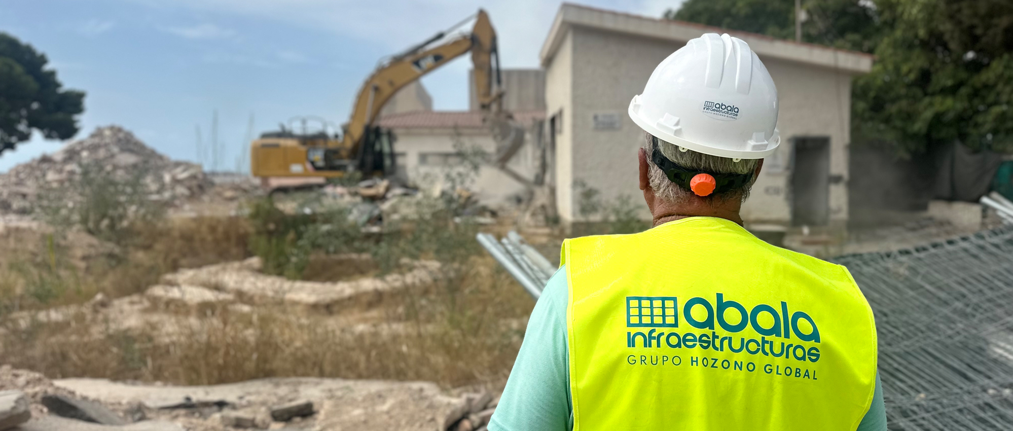 Comienzan las obras de rehabilitación del edificio de la Fábrica de Hielo con el derribo del Grupo de Empresas de las Salinas