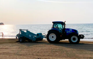 Entorno Urbano despliega un dispositivo especial para mantener limpias las playas de Níjar