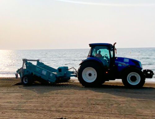 Entorno Urbano despliega un dispositivo especial para mantener limpias las playas de Níjar