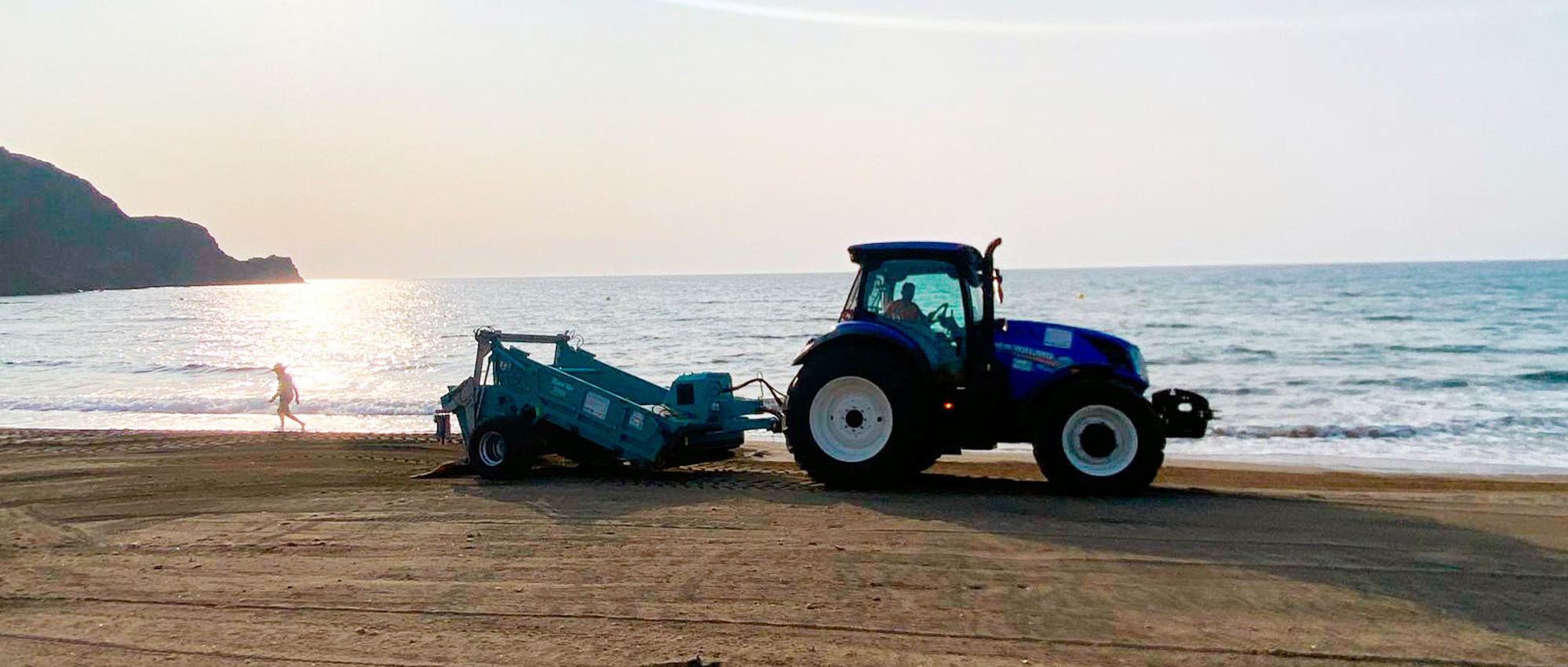 Entorno Urbano despliega un dispositivo especial para mantener limpias las playas de Níjar