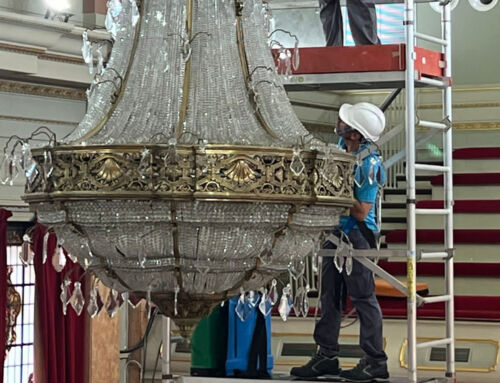 Actúa devuelve el brillo a la centenaria lámpara del Salón de Plenos del Ayuntamiento de Murcia