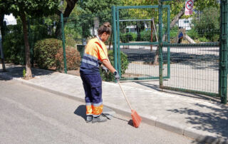 Actúa refuerza la limpieza viaria y de espacios públicos en Olivares, en Sevilla