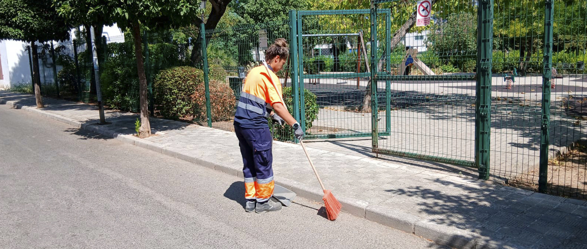 Actúa refuerza la limpieza viaria y de espacios públicos en Olivares, en Sevilla