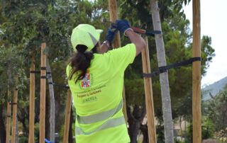 Actúa refuerza la limpieza viaria y de espacios públicos en Olivares, en Sevilla