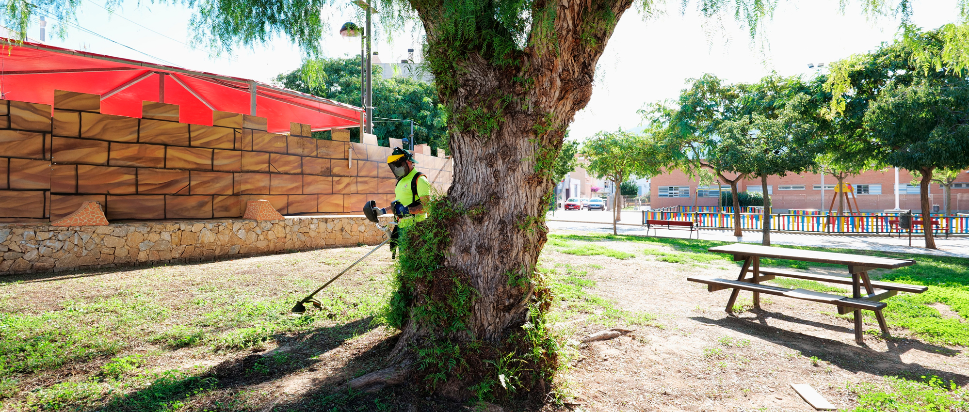 Cartagena refuerza el mantenimiento y embellecimiento de sus barrios para mejorar el entorno urbano