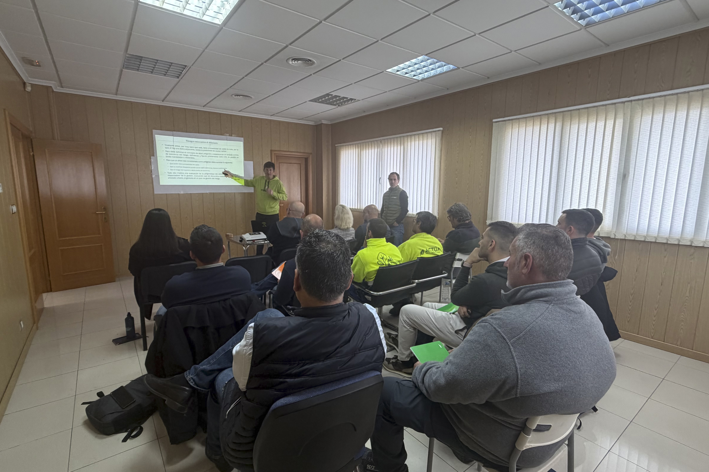 Profesionales de Actúa se forman en biomecánica y gestión de riesgos de palmeras Profesionales de Actúa se forman en biomecánica y gestión de riesgos de palmeras