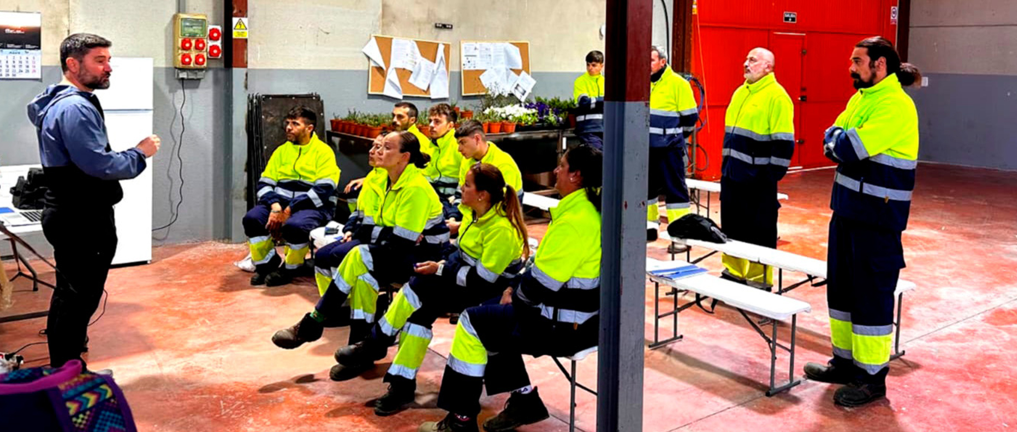 Profesionales de Actúa de la provincia de Alicante se forman en el uso seguro de maquinaria de jardinería y trabajos en altura