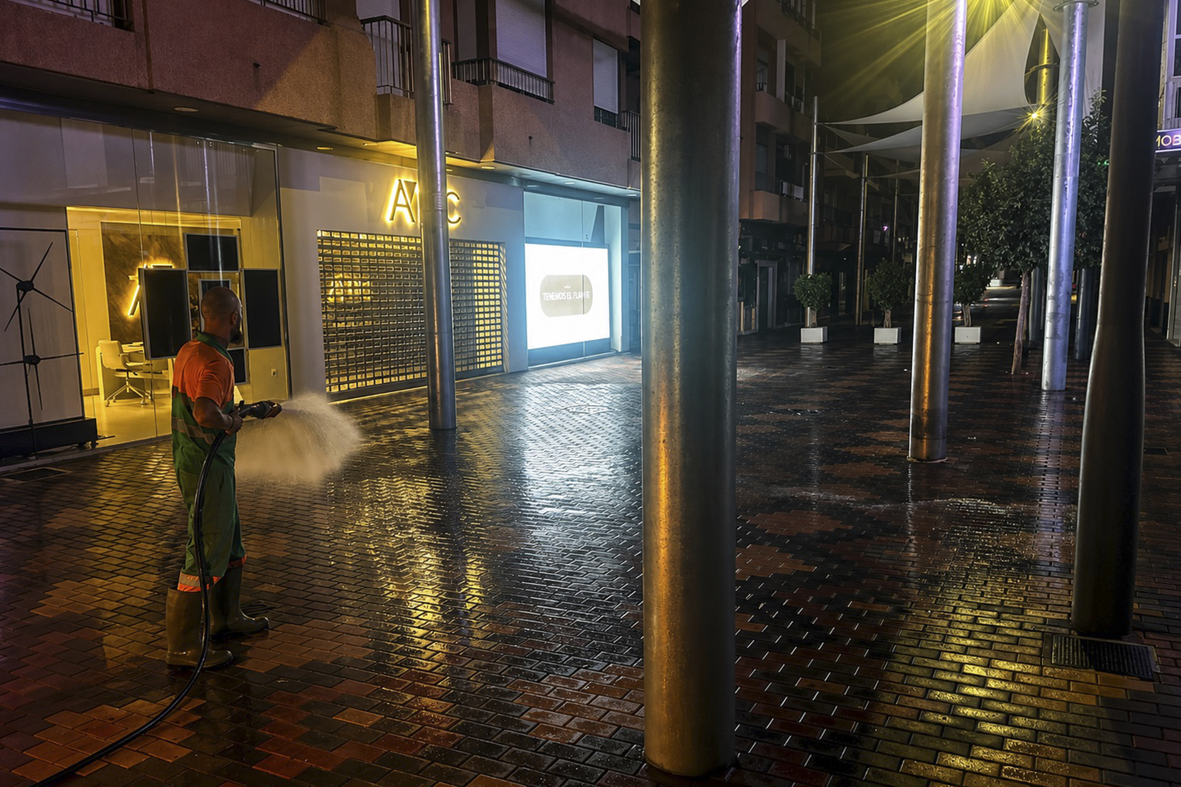 Águilas refuerza el baldeo de sus calles con un dispositivo extraordinario antes las altas temperaturas Águilas refuerza el baldeo de sus calles con un dispositivo extraordinario antes las altas temperaturas