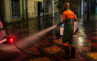 Águilas refuerza el baldeo de sus calles con un dispositivo extraordinario antes las altas temperaturas