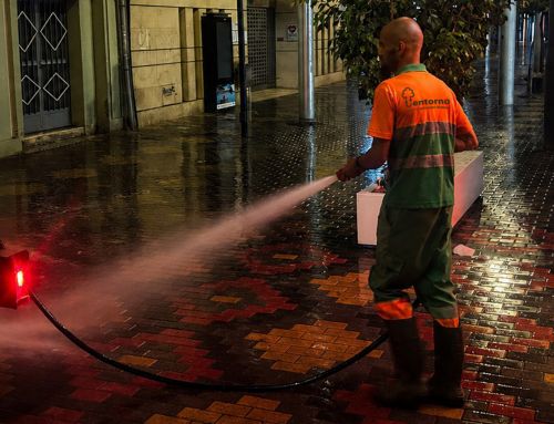 Águilas refuerza el baldeo de sus calles con un dispositivo extraordinario ante las altas temperaturas