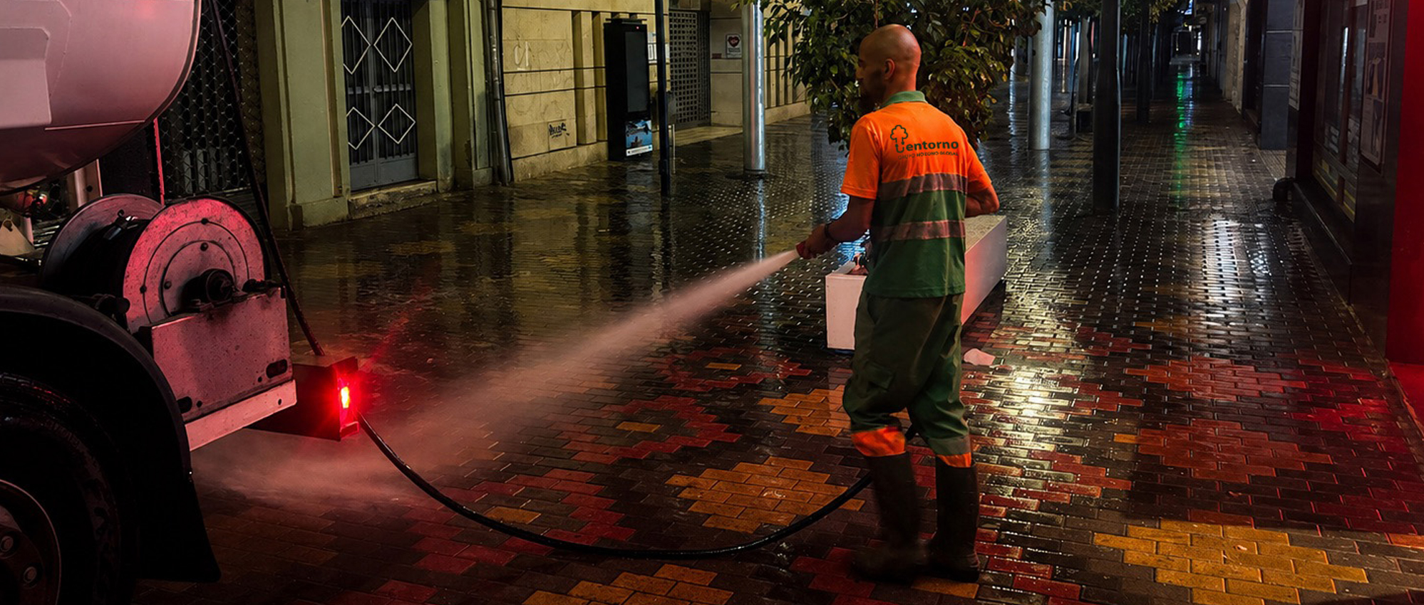 Águilas refuerza el baldeo de sus calles con un dispositivo extraordinario antes las altas temperaturas